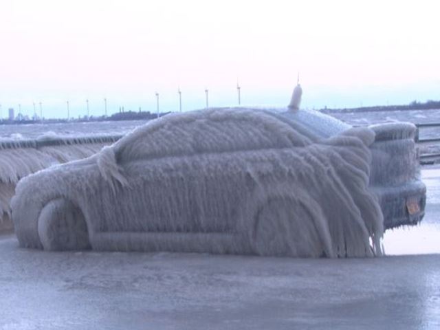 Парковать автомобиль рядом с озером с ледяными волнами - суровой зимний урок